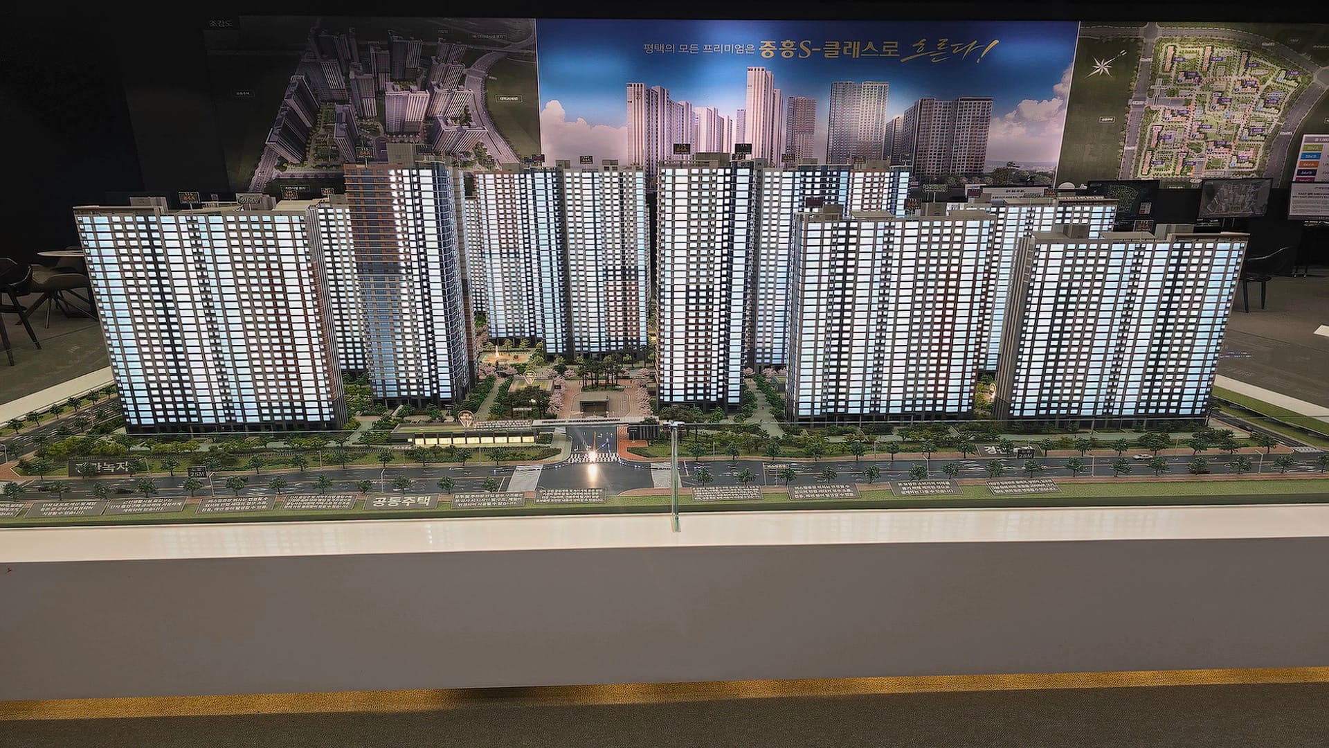 단지 내 조경 시설과 동간 거리를 확인할 수 있는 평택 브레인시티 중흥S클래스 1,980세대 아파트 모형도