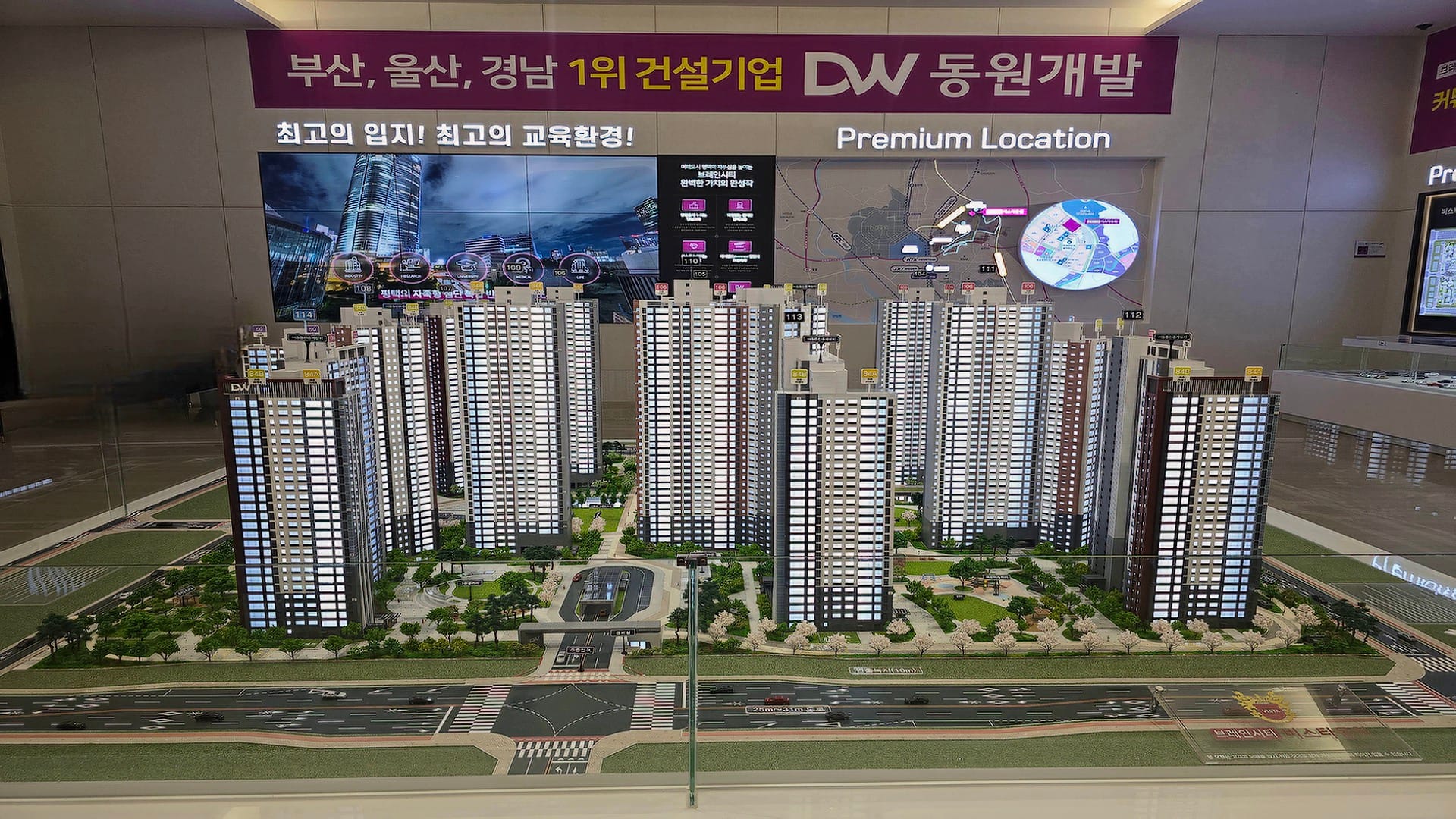 평택 브레인시티 중심 입지에 들어서는 비스타동원 1,600세대 아파트 단지의 동 배치와 조경 시설 모형도
