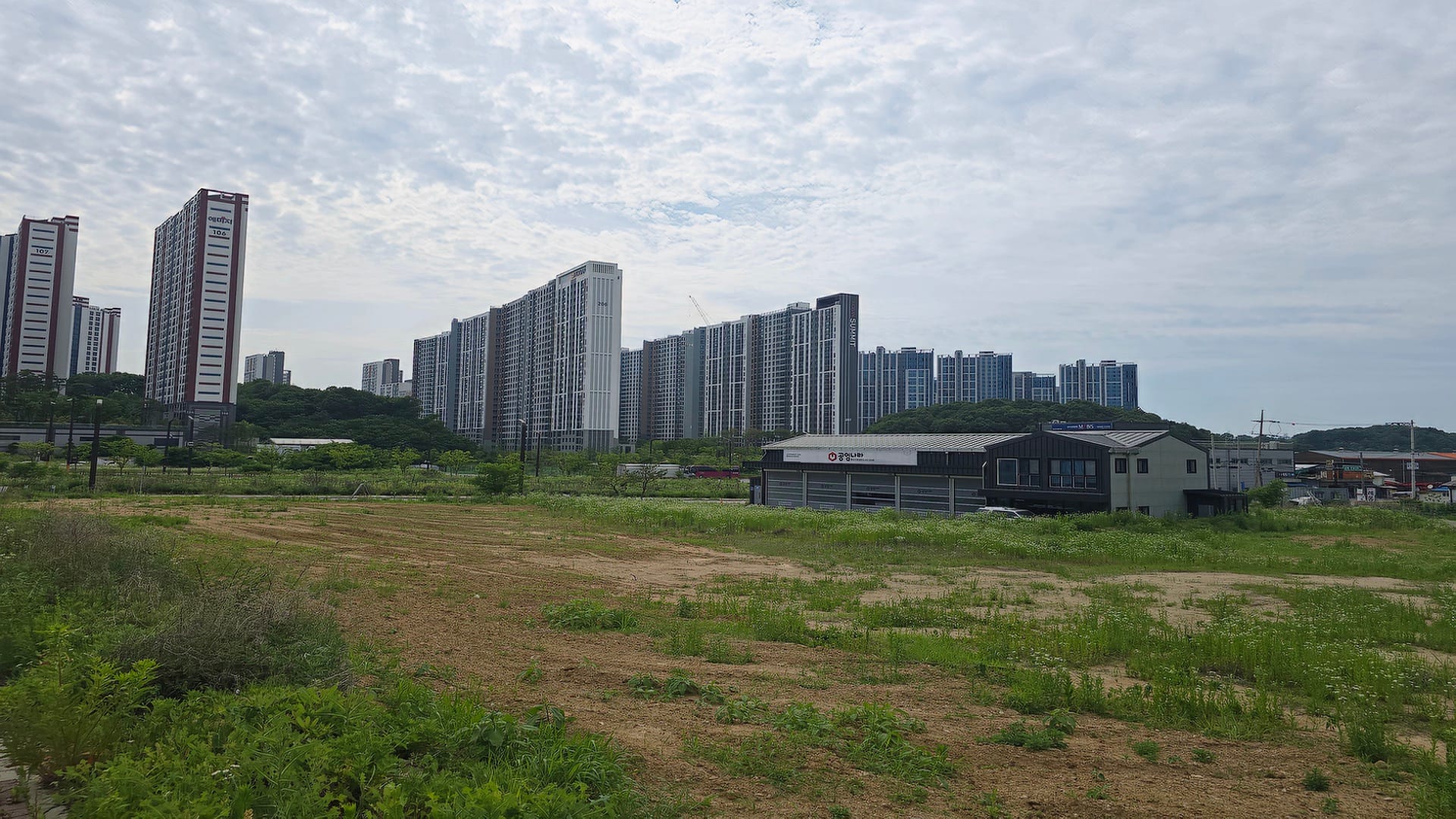 야목역 서희스타힐스 현장 뒤편으로 인프라가 정비되어 있는 화성 비봉택지지구 아파트 단지 전경