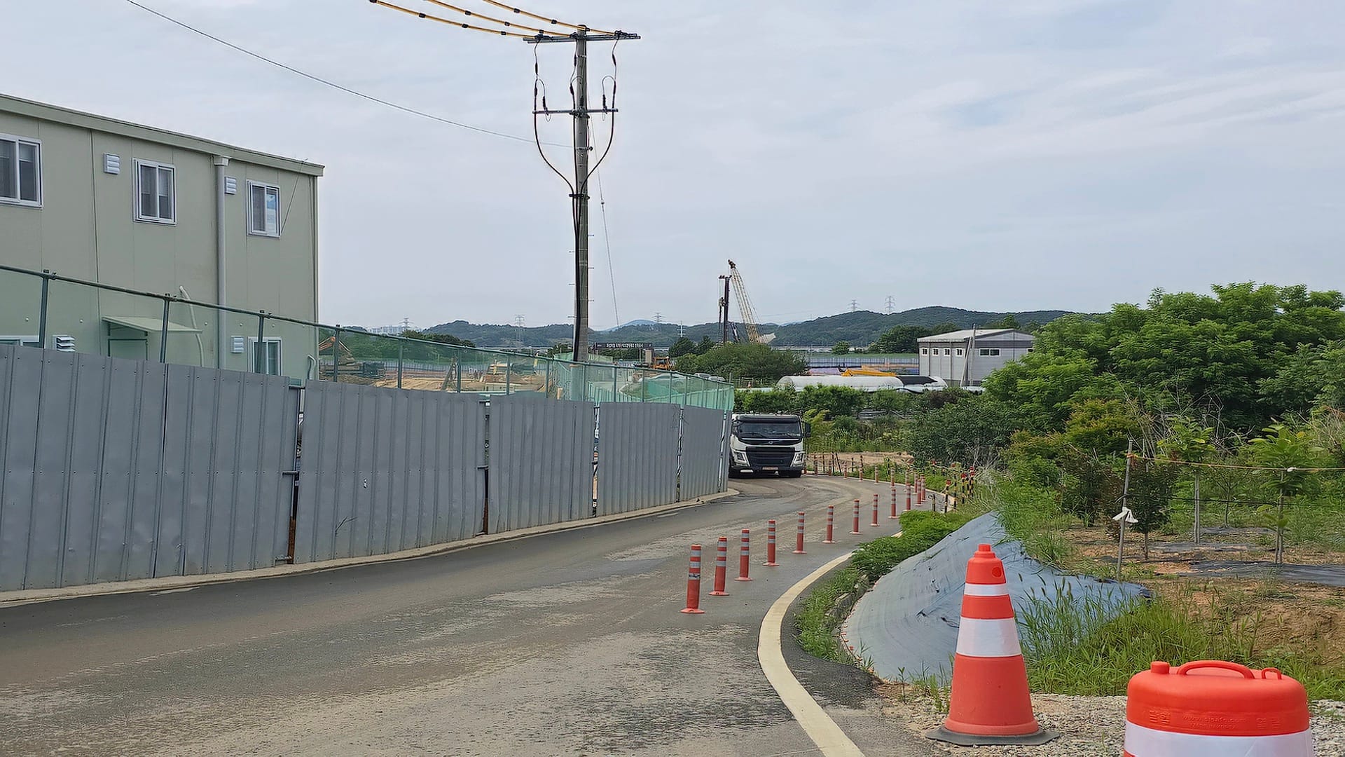 야목역 서희스타힐스 4번 게이트에서 덤프트럭이 자재를 싣고 이동하는 활발한 공사 현장